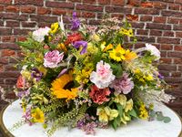 Rouwbloemstuk rond met zonnebloemen